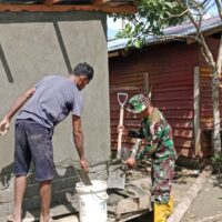 Personel TMMD Ke-127 Kodim 1514/Morotai Bersama Warga Laksanakan Pelesteran MCK di Desa Dehegila