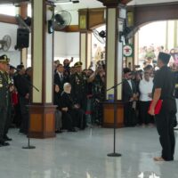 Panglima TNI Pimpin Upacara Penyerahan Jenazah dan Ikuti Upacara Pemakaman Wapres ke-6 RI