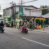 Mencari Keberkahan Dibulan Ramadan, Koramil Kanigaran Membagikan Takjil