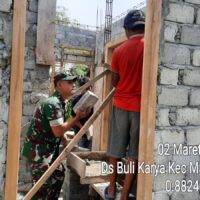 Dekat dengan Rakyat, Babinsa Koramil 1505-03/Maba Ikut Bangun Rumah Warga