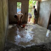 Personel TMMD Ke-127 Kodim 1514/Morotai Lanjutkan Pekerjaan Flur Lantai dan Pemasangan Lisplang RTLH