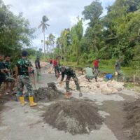 Personel Satgas TMMD Ke-127 Kodim 1514/Morotai Laksanakan Pemasangan Mal dan Pengecoran Drainase di Gotalamo