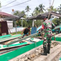 Humanis dan Sigap, Babinsa Kodim 1505/Tidore Bantu Warga Meski di Tengah Puasa