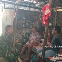 Dekat dengan Warga, Babinsa Koramil 1505-02/Wasile Sambangi Rumah Warga