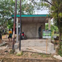 Anggota Satgas TMMD ke-127 Kodim 1008/Tabalong Bersama Warga Bangun Poskamling di Desa Barimbun