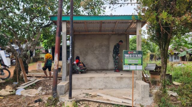 Anggota Satgas TMMD ke-127 Kodim 1008/Tabalong Bersama Warga Bangun Poskamling di Desa Barimbun
