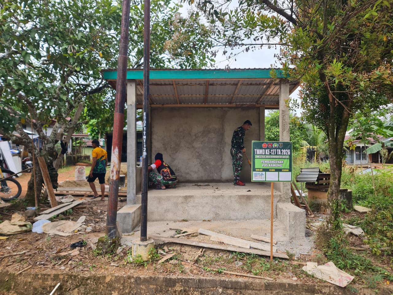 Anggota Satgas TMMD ke-127 Kodim 1008/Tabalong Bersama Warga Bangun Poskamling di Desa Barimbun