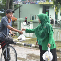 Semarak Ramadhan, Persit Kodim 1002/HST Turun ke Jalan Bagikan Takjil