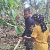 Kemanunggalan TNI dan Rakyat, Pratu Wisnu Taripino Bantu Warga Linggang Amer Cari Kayu Bakar