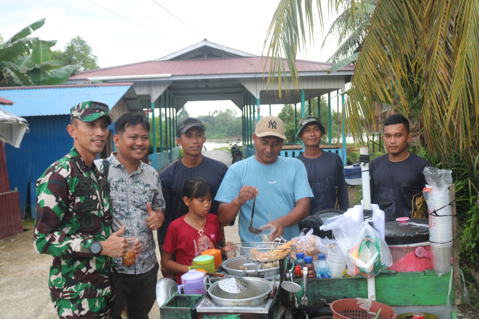 Menjelang Berbuka Puasa, Dansatgas TMMD Borong Pentol untuk Anak-anak Kampung Tering Lama