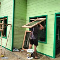 IMG-20260309-WA0003 Hampir Rampung, Anggota Satgas TMMD Pasang Jendela RTLH di Kampung Linggang Amer