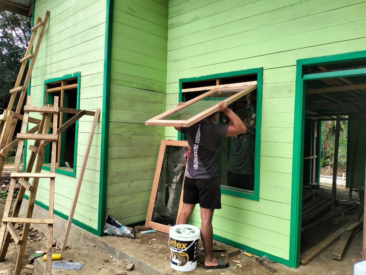 IMG-20260309-WA0003 Hampir Rampung, Anggota Satgas TMMD Pasang Jendela RTLH di Kampung Linggang Amer