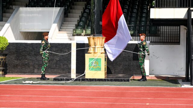 Dirbinjianbang Akmil Pimpin Upacara Bendera Minggu Kedua di Lapangan Sapta Marga
