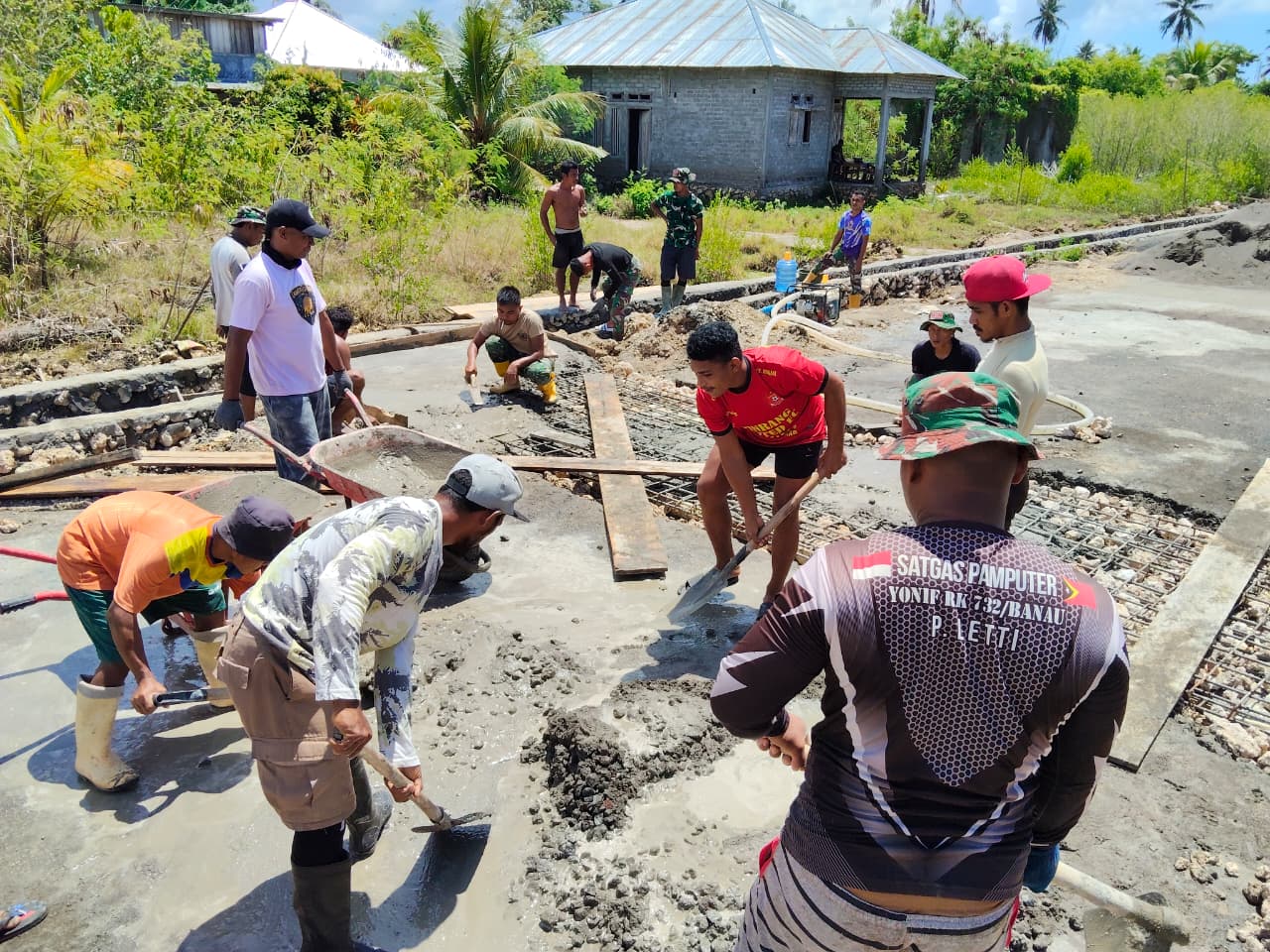 IMG-20260309-WA0012 Personel TMMD Ke-127 Kodim 1514/Morotai Laksanakan Pengecoran Plat Deker Gorong-Gorong di Desa Gotalamo