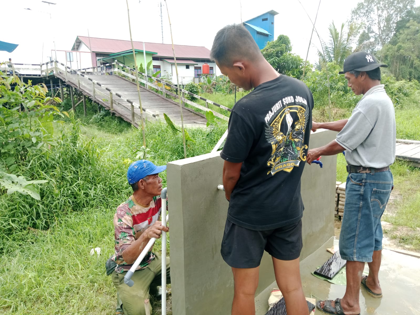 Masuki Tahap Finishing, Satgas TMMD Bangun Tempat Pengambilan Air Bersih untuk Warga