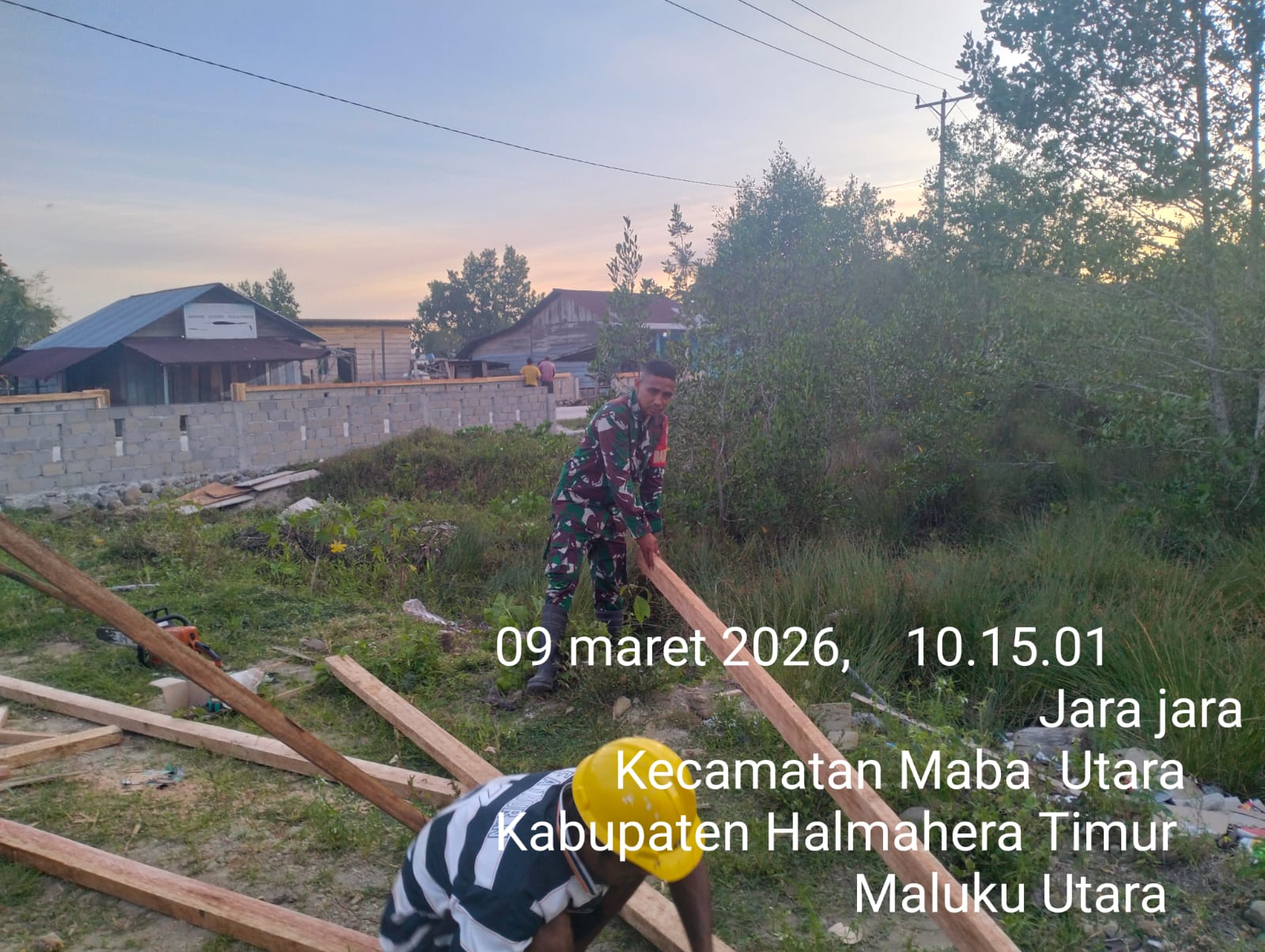 Peduli Warga Binaan, Babinsa Kodim 1505/Tidore Bantu Dirikan Tiang Rumah