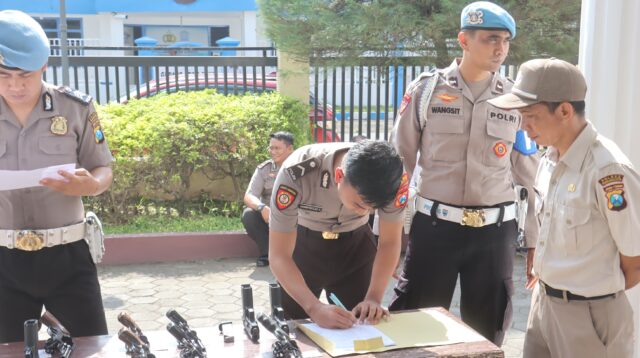 Propam Polres Probolinggo Kota Cek Senpi Dinas Anggota untuk Cegah Pelanggaran