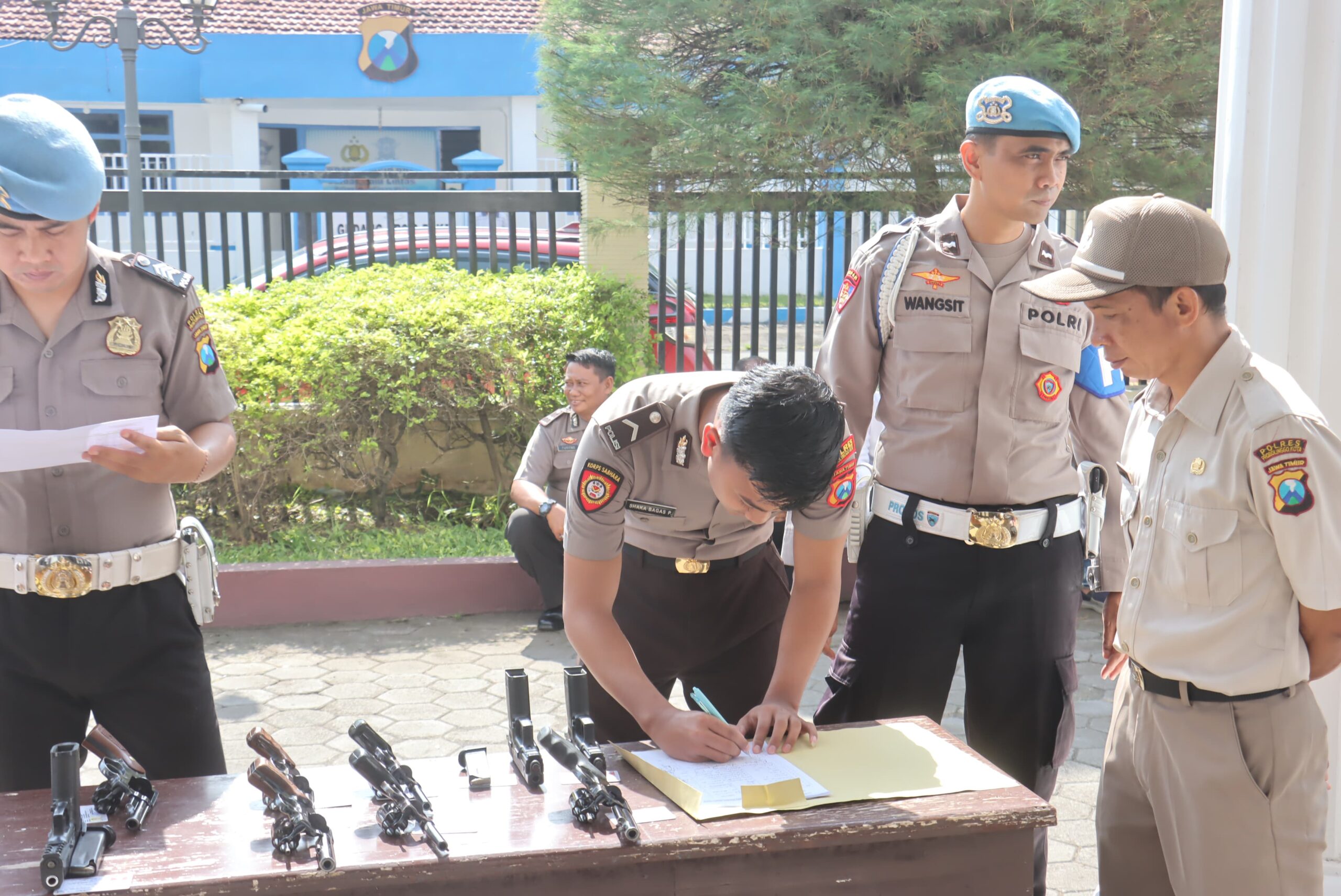 Propam Polres Probolinggo Kota Cek Senpi Dinas Anggota untuk Cegah Pelanggaran