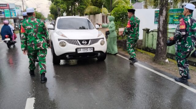 Danramil Barabai Pimpin Anggota dan Persit Bagikan Takjil Ramadhan