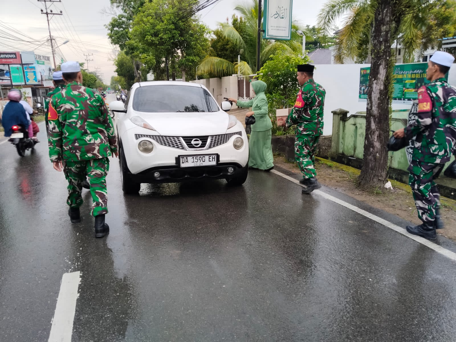 IMG-20260309-WA0315 Danramil Barabai Pimpin Anggota dan Persit Bagikan Takjil Ramadhan