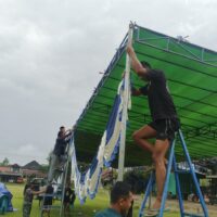 Jelang Penutupan TMMD Ke-127, Satgas dan Warga Bersihkan Lapangan Upacara Linggang Amer