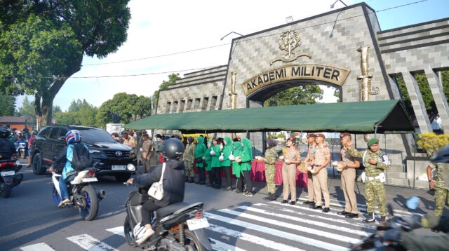 Akmil Berbagi, Wagub Akmil Pimpin Pembagian Takjil kepada Masyarakat