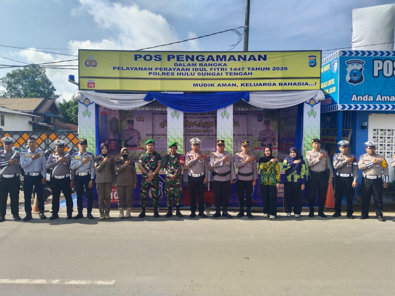 Sinergi Pengamanan Lebaran, Personel Kodim 1002/HST Siaga di Pos Mudik dan Destinasi Wisata