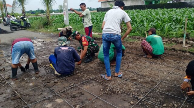 Komsos, Koramil Leces Kerja Bakti Memperbaiki Jalan Desa