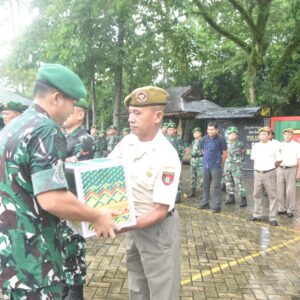 Sambut Idulfitri 1447 H, Dandim 1002/HST Bagikan Bingkisan dan Lepas Cuti Anggota