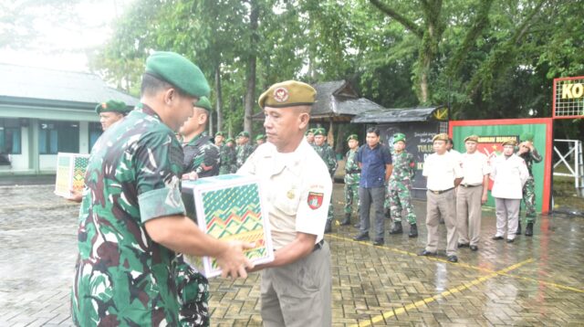 Sambut Idulfitri 1447 H, Dandim 1002/HST Bagikan Bingkisan dan Lepas Cuti Anggota