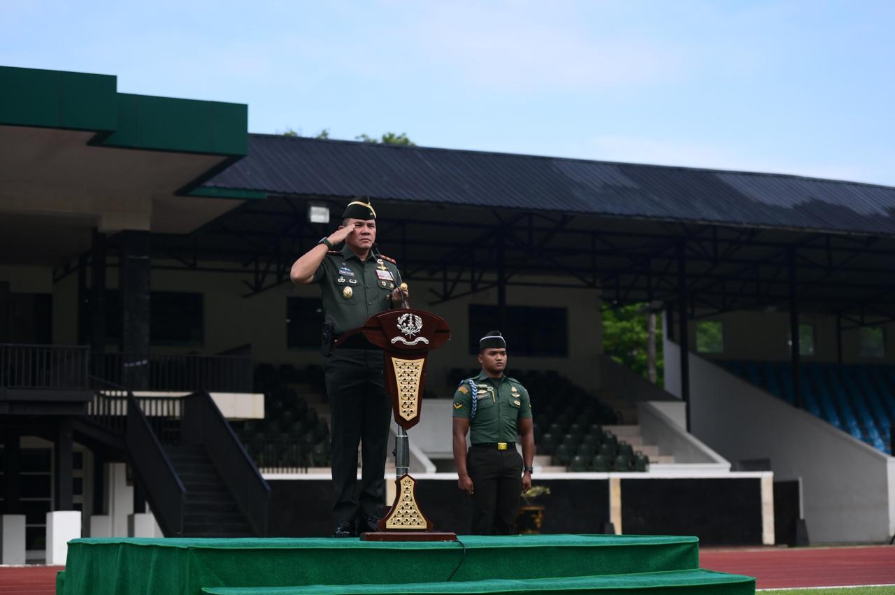 Gubernur Akmil Pimpin Upacara Bendera Tujuh Belasan dan Apel Pemberangkatan Cuti Lebaran