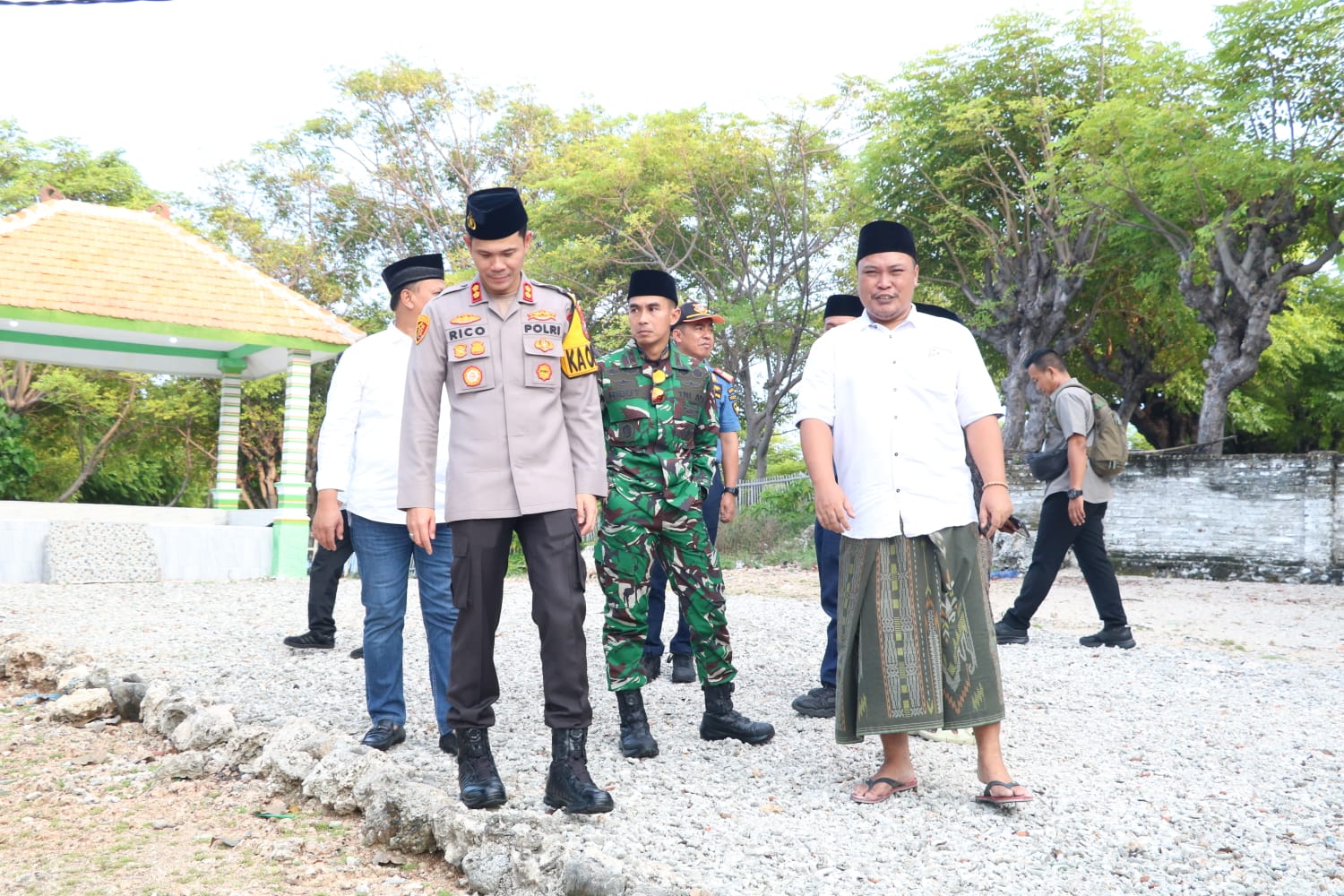 Kodim 0820/Probolinggo Bersama Sejumlah Pihak Pastikan Arus Mudik Dan Balik Ke Pulau Gili Ketapang Berjalan Aman