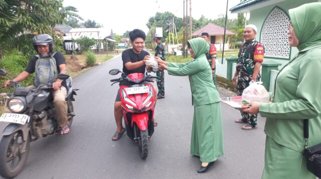 Tebar Kepedulian di Bulan Suci, Koramil Batang Alai Utara Bagikan Takjil