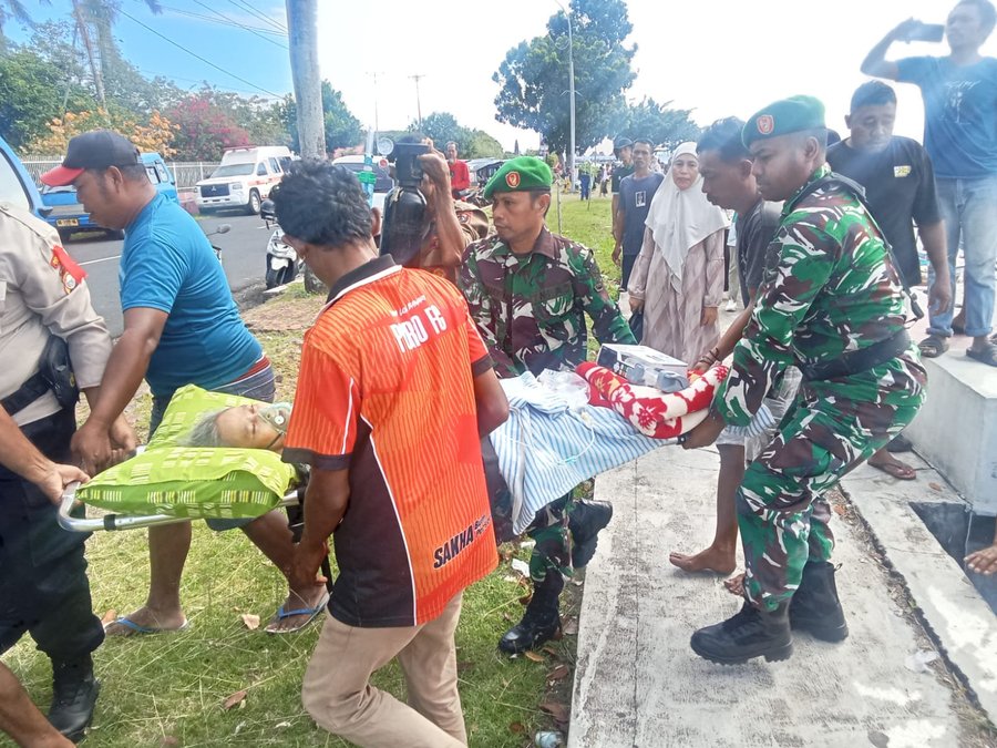 Sigap! Anggota Kodim 1505/Tidore Bantu Evakuasi Pasien Rujukan di Pelabuhan