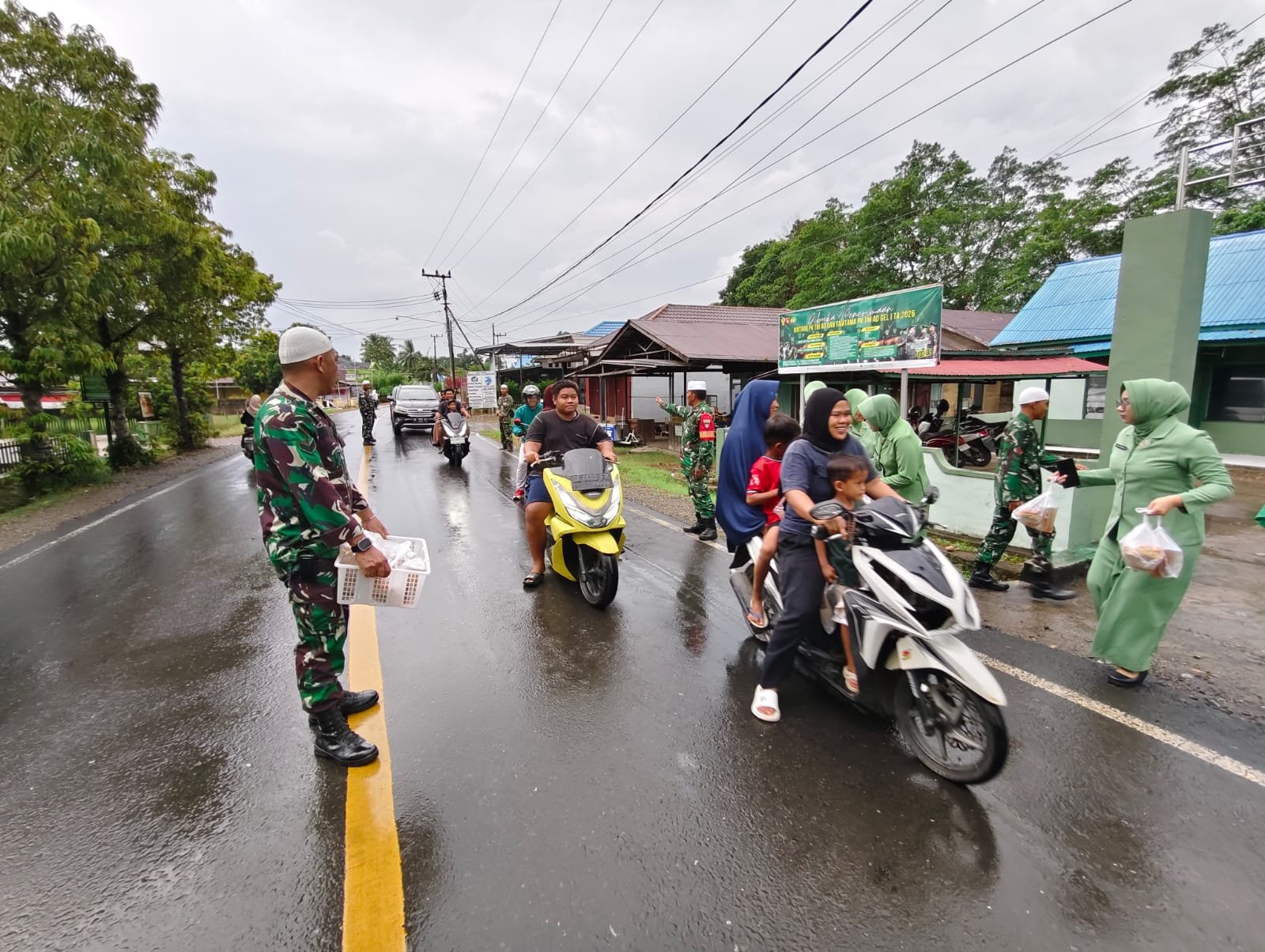 Indahnya Berbagi di Bulan Ramadhan, Koramil Labuan Amas Utara Bagi Takjil