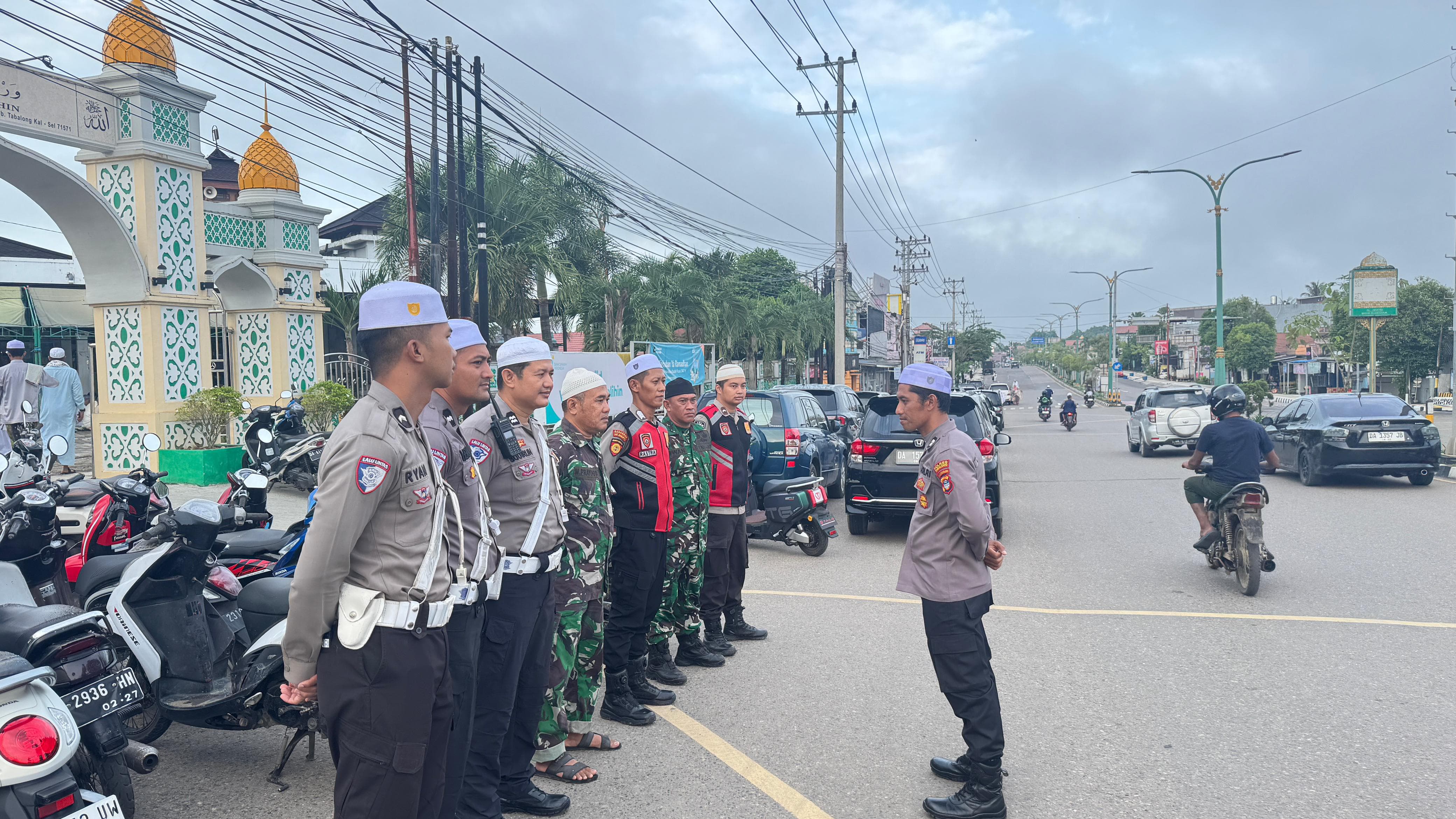 IMG-20260321-WA0316 TNI-Polri Bersinergi, Pengamanan Sholat Idul Fitri 1447 H di Tabalong Berjalan Aman dan Kondusif
