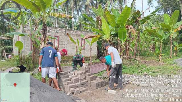 Kebersamaan TNI-Rakyat, Babinsa Koramil 1505-02/Wasile Gotong Royong Bangun Gereja Bersama Warga