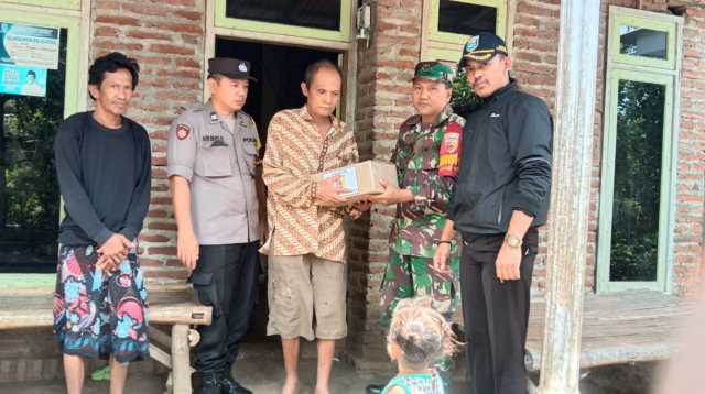 Melaksanakan Program Komunikasi Sosial, Koramil Leces Salurkan Bantuan Sembako