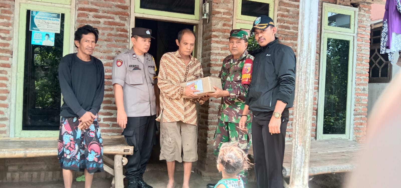 Melaksanakan Program Komunikasi Sosial, Koramil Leces Salurkan Bantuan Sembako