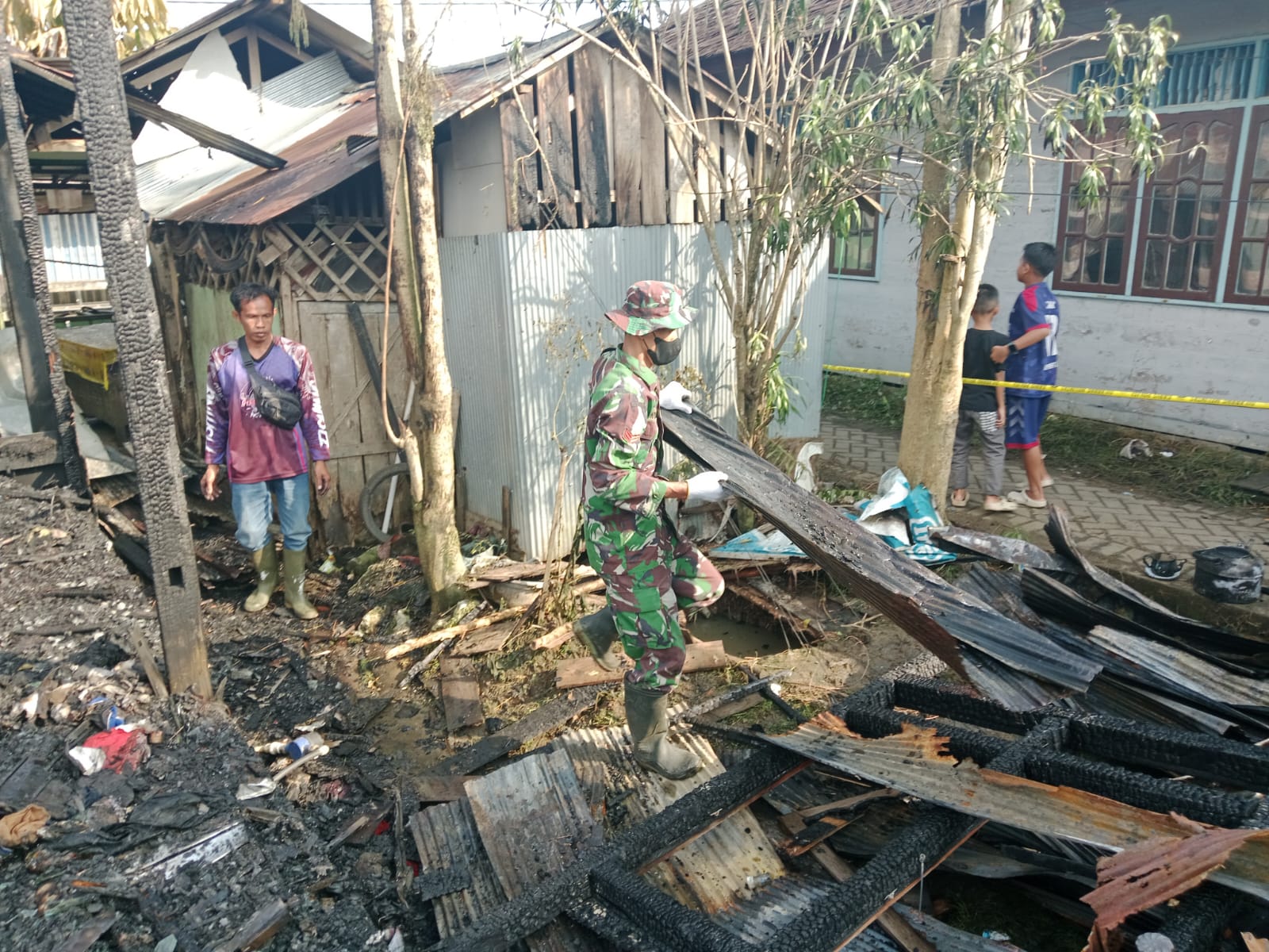 Pasca Kebakaran, TNI-POLRI Gotong Royong Bersihkan Lokasi Terdampak