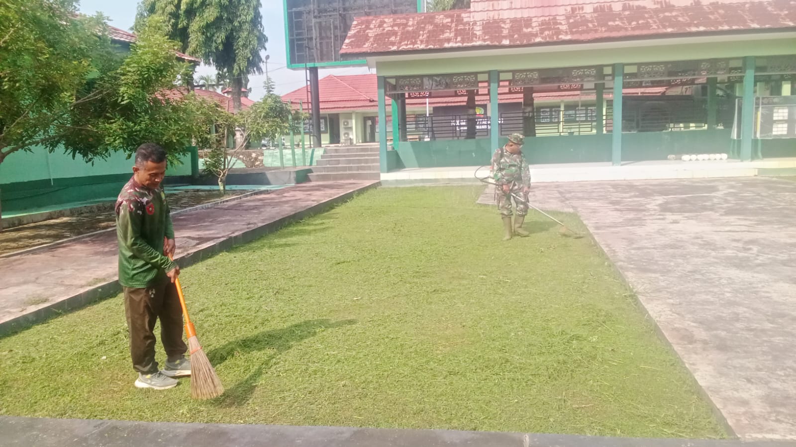 Usai Libur Lebaran, Kodim 1008/Tabalong Bersihkan Lingkungan Makodim
