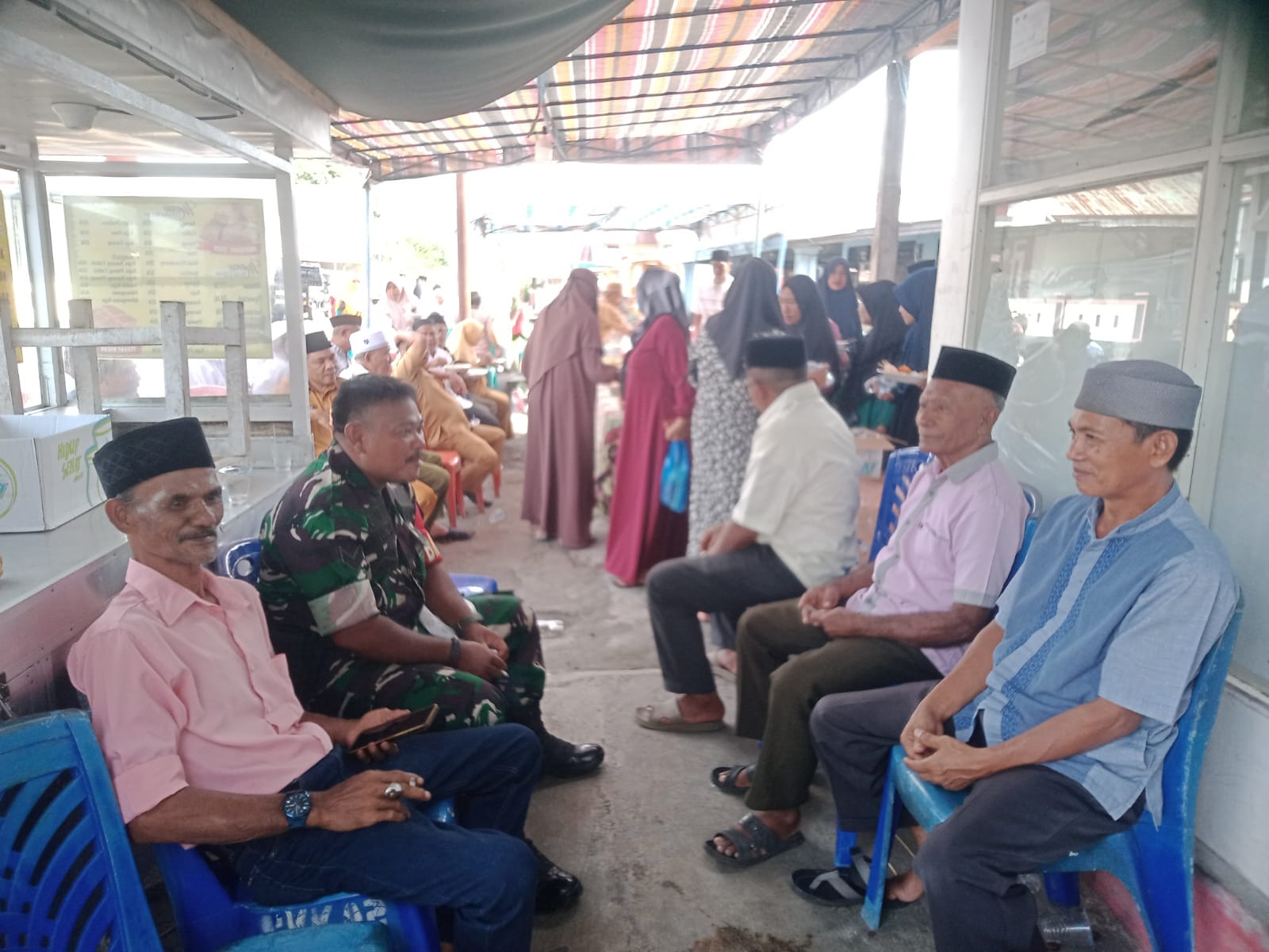 Pererat Hubungan Baik, Babinsa Koramil 1505-01/Tidore Komsos Dengan Warga