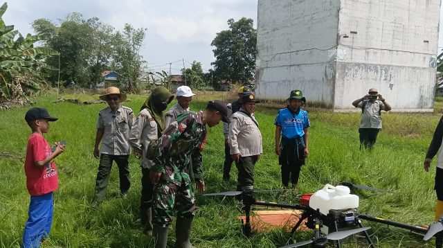 Pemupukan Berbasis Teknologi, Babinsa LAU Terlibat dalam Uji Coba Drone Brigade Pangan