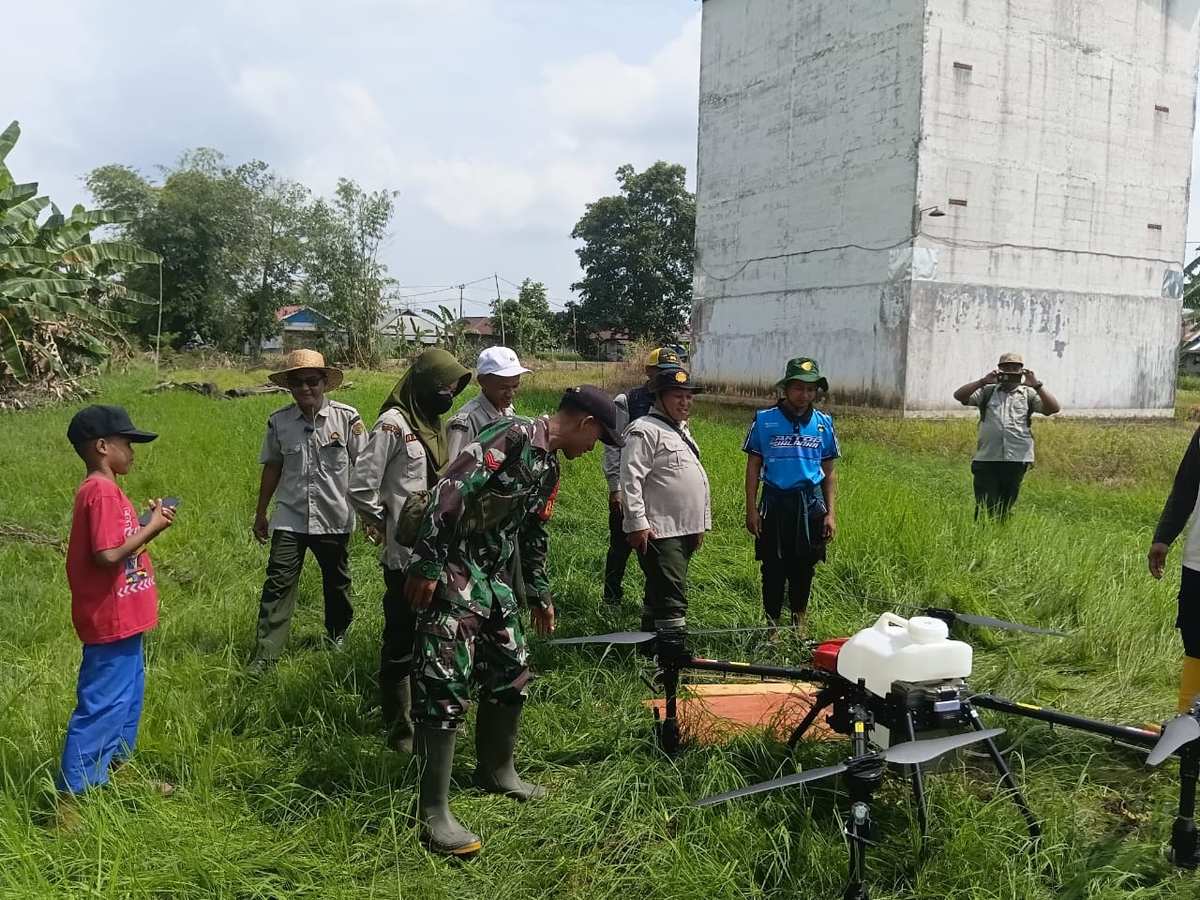 Pemupukan Berbasis Teknologi, Babinsa LAU Terlibat dalam Uji Coba Drone Brigade Pangan
