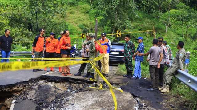 Langkah Cepat Dan Responsif, Dandim 0820/Probolinggo Letkol Inf Ribut Yodo Apriantono Bersama Sejumlah Pihak Kunjungi Lokasi Bencana Longsor