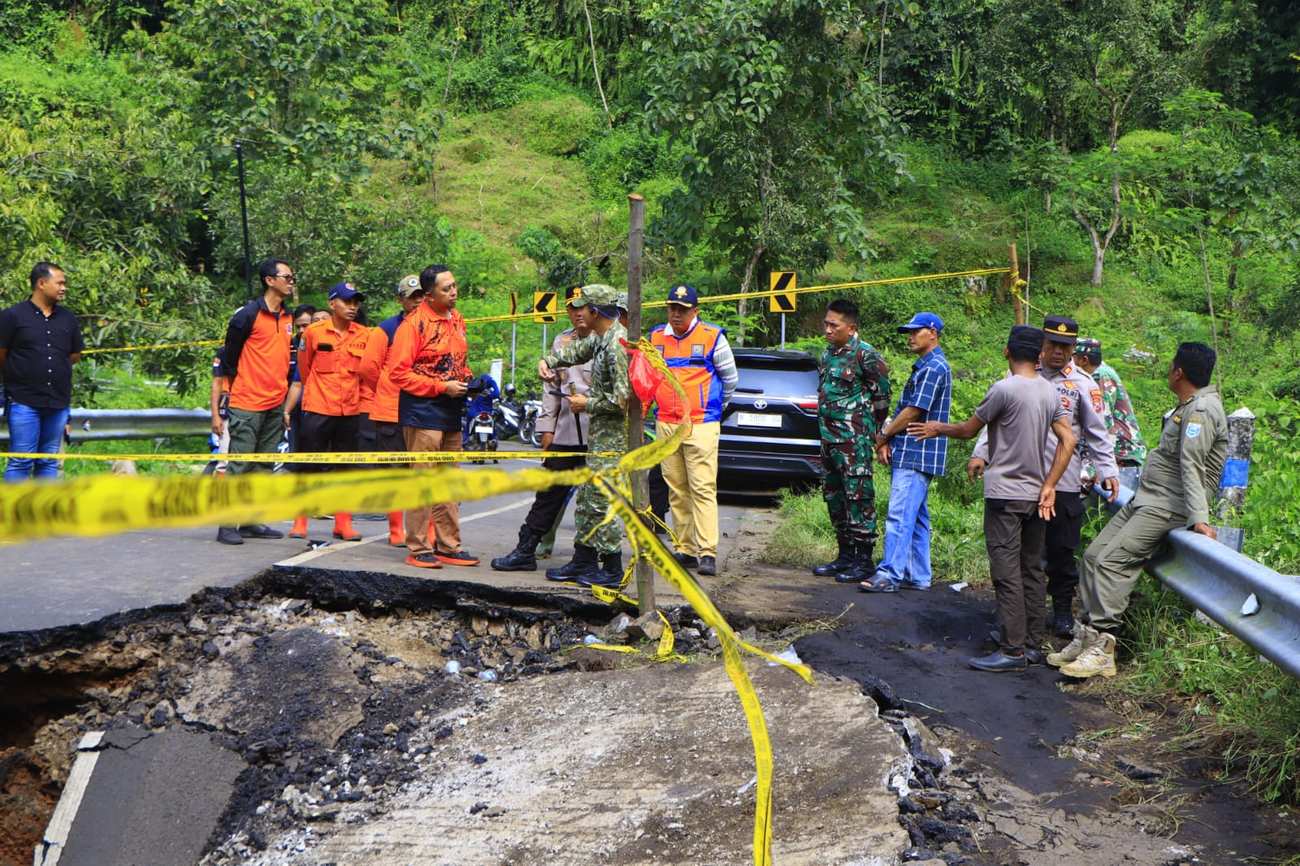 Langkah Cepat Dan Responsif, Dandim 0820/Probolinggo Letkol Inf Ribut Yodo Apriantono Bersama Sejumlah Pihak Kunjungi Lokasi Bencana Longsor