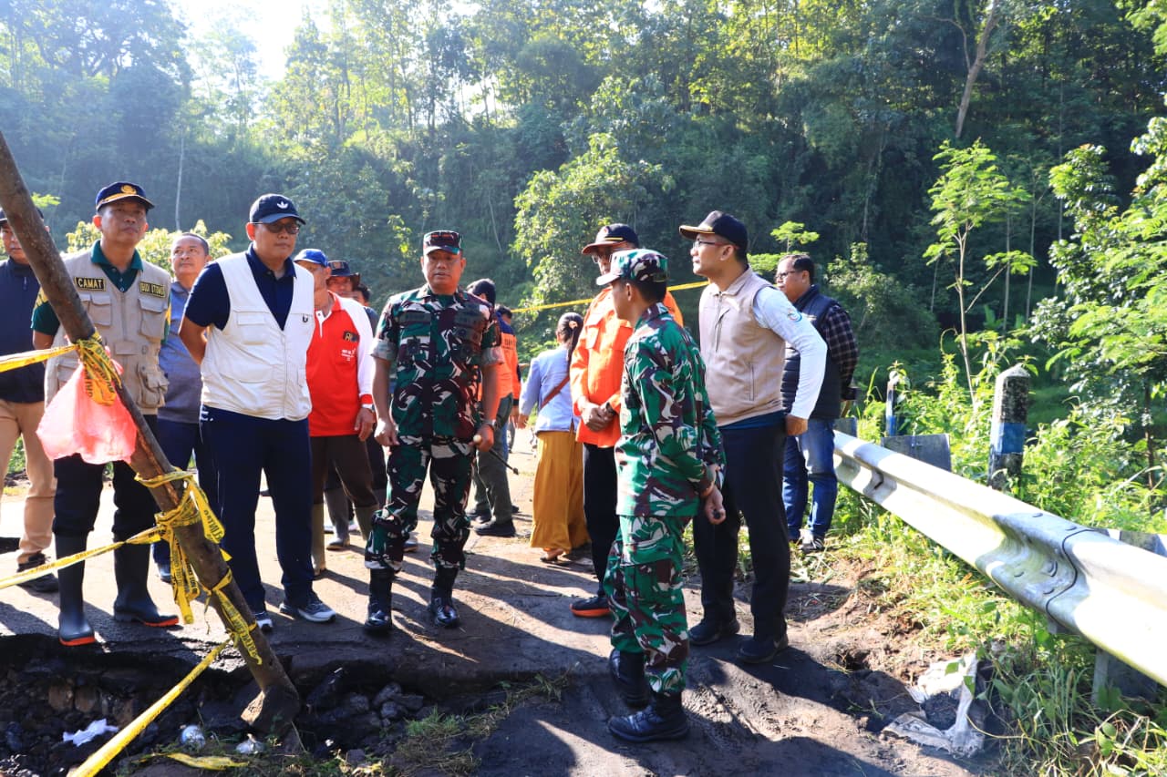 IMG-20260330-WA0081 Respons Cepat, Danrem 083/BDJ Brigjen TNI Kohir Tinjau Lokasi Musibah Tanah longsor