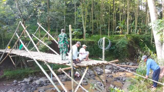 Koramil Lumbang Pelopori Perbaikan Akses Warga, Jembatan Putus Diganti Darurat