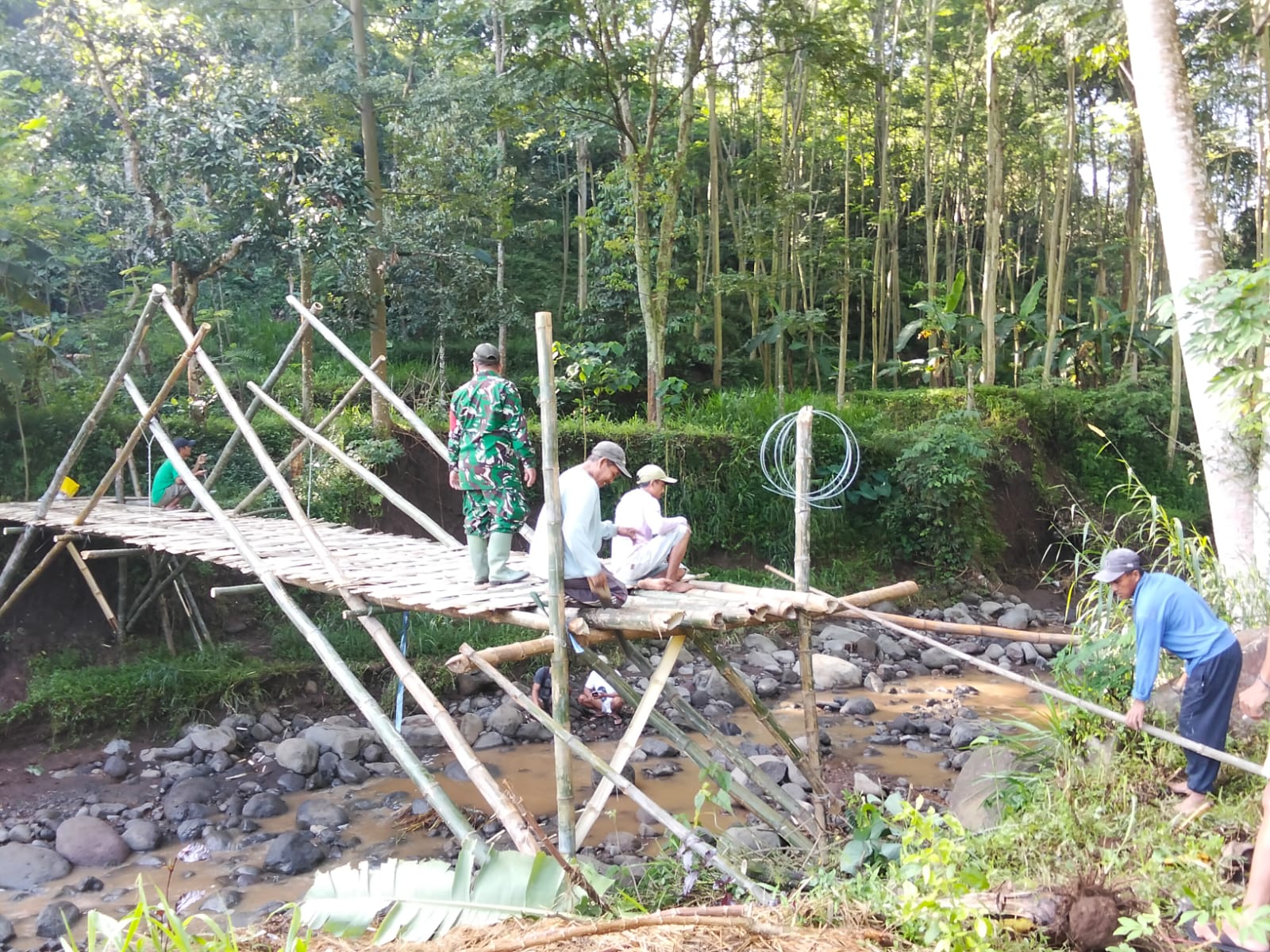 Koramil Lumbang Pelopori Perbaikan Akses Warga, Jembatan Putus Diganti Darurat