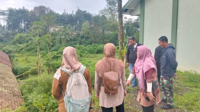 Koramil Sumber Tinjau Longsor di Area SMAN 1 Sumber, Warga Diminta Waspada